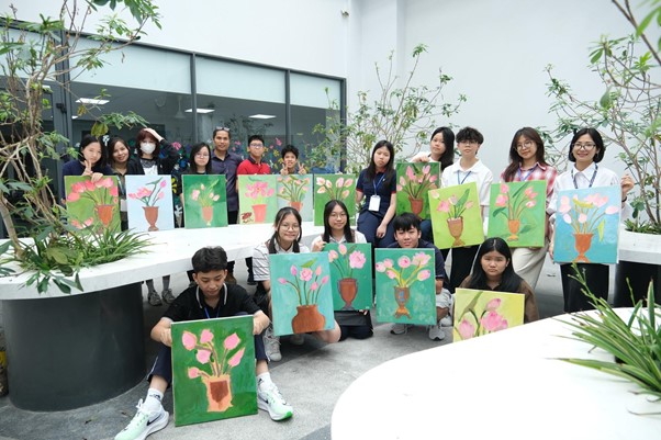 Nhóm học sinh trung học thảo luận trong lớp