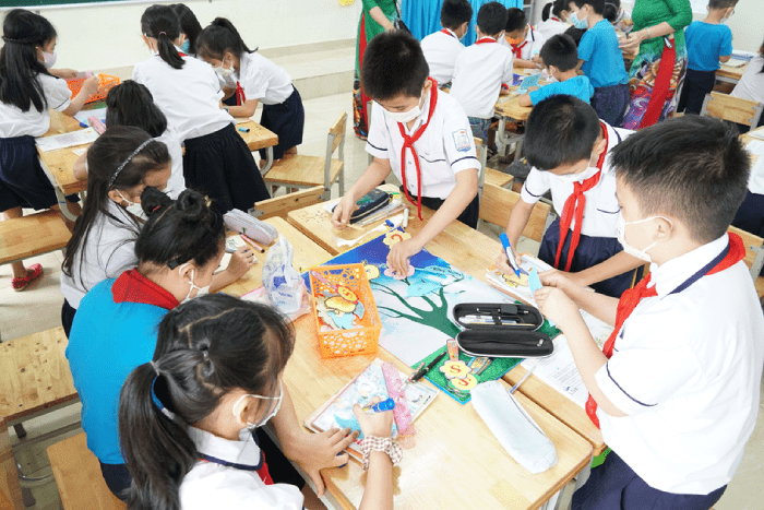 Học sinh trung học đang học nhóm tại thư viện